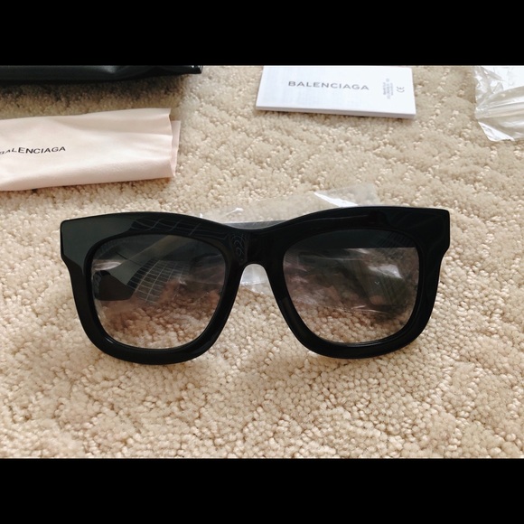 Balenciaga Black Oversized Sunglasses BA0009 01B - Picture 4 of 14